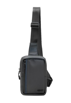 Kompaktowa czarna torba na ramię z regulowanym paskiem, przednią pionową kieszenią na suwak i subtelnym logo w dolnym prawym rogu.