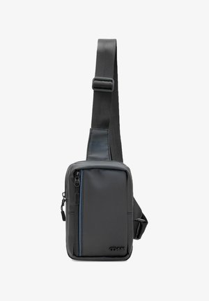 Kompaktowa czarna torba na ramię z regulowanym paskiem, przednią pionową kieszenią na suwak i subtelnym logo w dolnym prawym rogu.