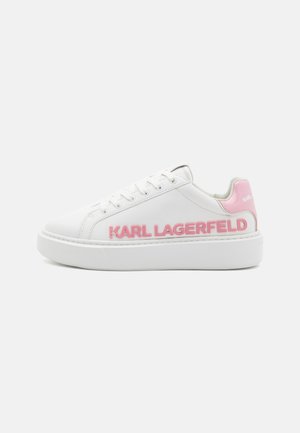 Baskets blanches basses avec languette de talon rose et texte "KARL LAGERFELD" en rose sur le côté, dotées de lacets blancs et d'une semelle épaisse.