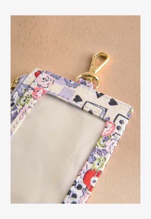 Karty do peňaženky s kvetinovým vzorom, priehľadným oknom, v purpurovej, ružovej a zelenej farbe, so zlatými kovovými prvkami a uzatváraním na zips. Kompaktný dizajn.