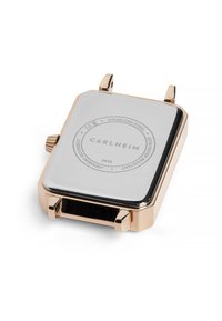 Caja de reloj rectangular de acero inoxidable dorado con esfera plateada. Presenta una corona y el nombre de la marca grabado con un patrón circular en la parte trasera.