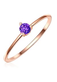 Rožu zelta gredzens ar vienu apaļu violetu dārgakmeni, kas ievietots četru sānu turētājā, ar gludu, spīdīgu joslu.