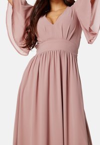 Bubbleroom Robe longue - salmon