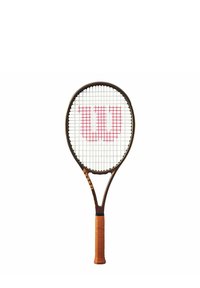 Tennissråck med en svart och brun ram, vit strängning, röd "W"-logotyp och ett strukturerat brunt handtag för grepp.