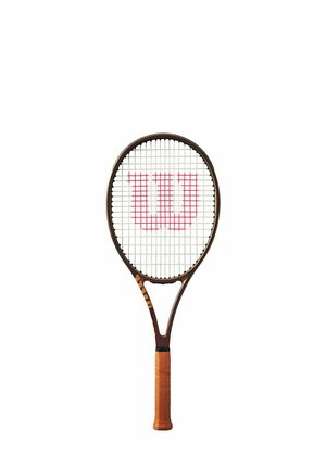 Raqueta de tenis con un marco negro y marrón, cuerdas blancas, logo rojo con una "W" y un mango marrón texturizado para un mejor agarre.