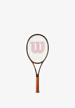 Racchetta da tennis con un telaio nero e marrone, corde bianche, logo "W" rosso e un manico marrone testurizzato per una presa migliore.