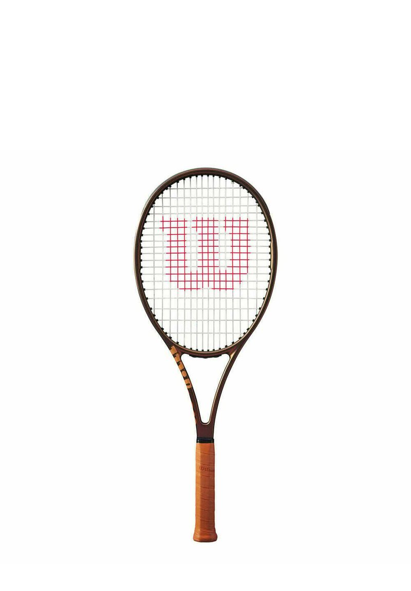 Tennissråck med en svart och brun ram, vit strängning, röd "W"-logotyp och ett strukturerat brunt handtag för grepp.