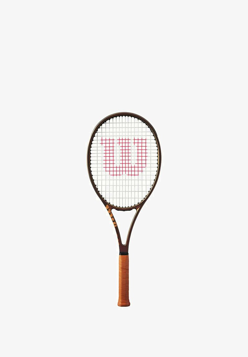 Tennissråck med en svart och brun ram, vit strängning, röd "W"-logotyp och ett strukturerat brunt handtag för grepp.