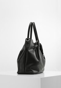 Borsa a mano in pelle nera con finitura texturizzata, due lunghe maniglie e hardware argentato. Forma curva con apertura arricciata e un sottile dettaglio con logo.