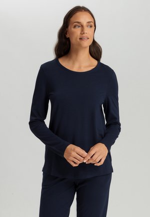 Maglia a maniche lunghe blu navy realizzata in morbido materiale, con scollo rotondo e vestibilità comoda, abbinata a pantaloni blu navy coordinati.