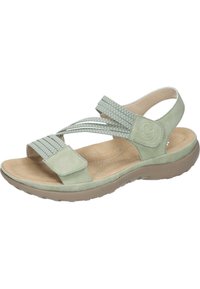 Gröna mockasandaler med korsande elastiska remmar, vadderad fotbädd och gummiyttersula. Klemmestängning för justerbar passform.