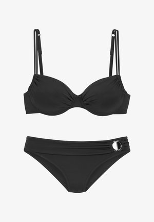 Schwarzes Bikini-Set mit einem geformten Oberteil mit Raffung und verstellbaren Trägern sowie einem Unterteil mit gerafftem Design und metallischem Akzent.