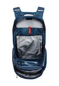 Sac à dos bleu marine avec doublure grise, offrant un grand compartiment principal, un onglet d'accent rouge et des poches d'organisation internes. Texture lisse.