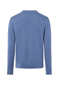 Niebieski sweter dzianinowy z fakturowanym wzorem, okrągłym dekoltem i długimi rękawami. Ściągacze przy mankietach i u dołu wykończają odzież.