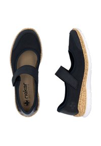 Zapatillas deportivas de color azul oscuro con una plantilla de corcho texturizada, puntera redonda y correa ajustable. El interior cuenta con una plantilla acolchada y logotipos.