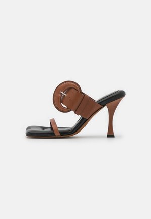 BUCKLE SQUARE PADDED - Pantolette hoch - brown