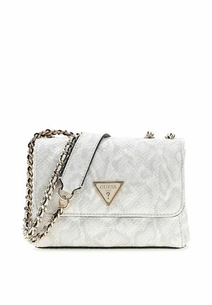 Sac épaule en cuir blanc matelassé avec une bandoulière en chaîne dorée et une plaque logo triangulaire Guess sur le rabat avant.