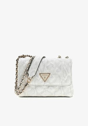Sac épaule en cuir blanc matelassé avec une bandoulière en chaîne dorée et une plaque logo triangulaire Guess sur le rabat avant.