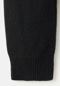 Manica di un maglione nero lavorato a maglia con polsino a coste, caratterizzato da una texture morbida e da un motivo uniforme su tutta la stoffa.