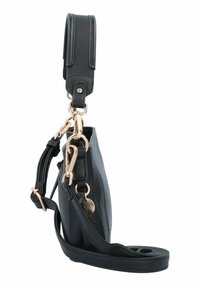 Schwarze Ledertasche mit goldfarbenen Beschlägen, ausgestattet mit einem abnehmbaren Tragegurt, einer Seitentasche und einer strukturierten Oberfläche. Kompakte Ausführung mit genähten Details.