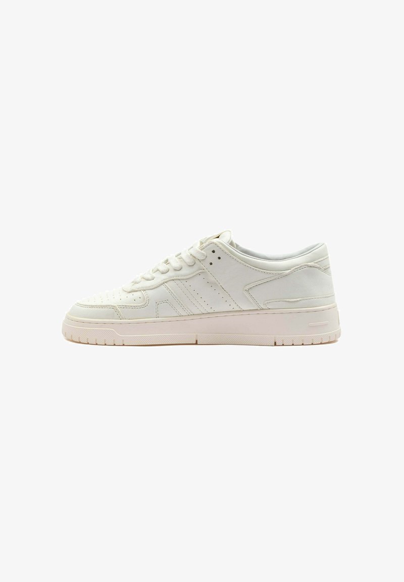 Witte lage sneaker met vetersluiting, geperforeerde details en een gestructureerde zool op een effen witte achtergrond.