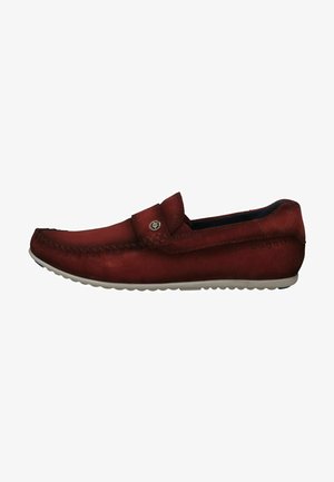 Rote Wildleder-Slipper mit Nahtdetails, runder Zehenpartie und weißer Gummisohle. Enthält ein kleines Logo-Highlight an der Seite.