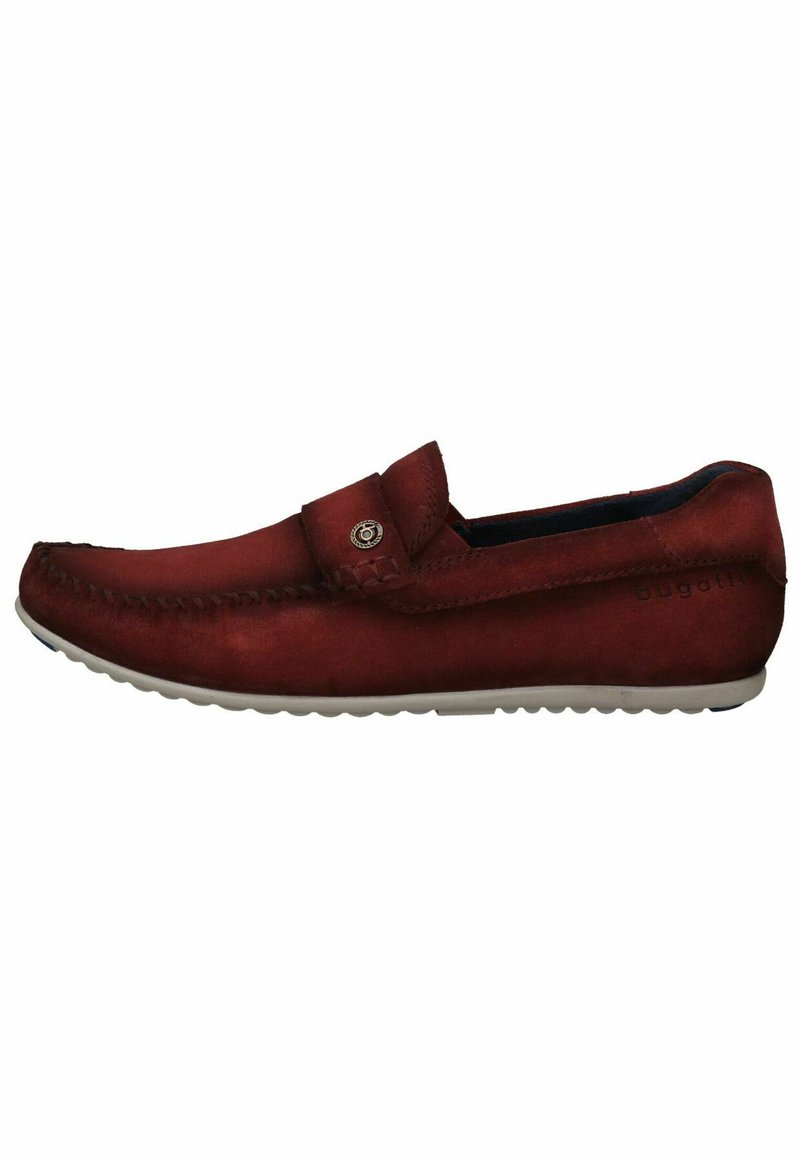 Červená semišová slip-on bota s vyšívanými detaily, zaoblenou špičkou a bílou gumovou podrážkou. Obsahuje malou logo akcentaci na straně.