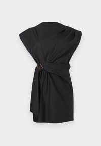 Robe noire sans manches avec larges épaules, design drapé asymétrique, et ceinture en tissu avec boucle rectangulaire en écaille de tortue à la taille.