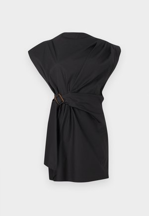Robe noire sans manches avec larges épaules, design drapé asymétrique, et ceinture en tissu avec boucle rectangulaire en écaille de tortue à la taille.