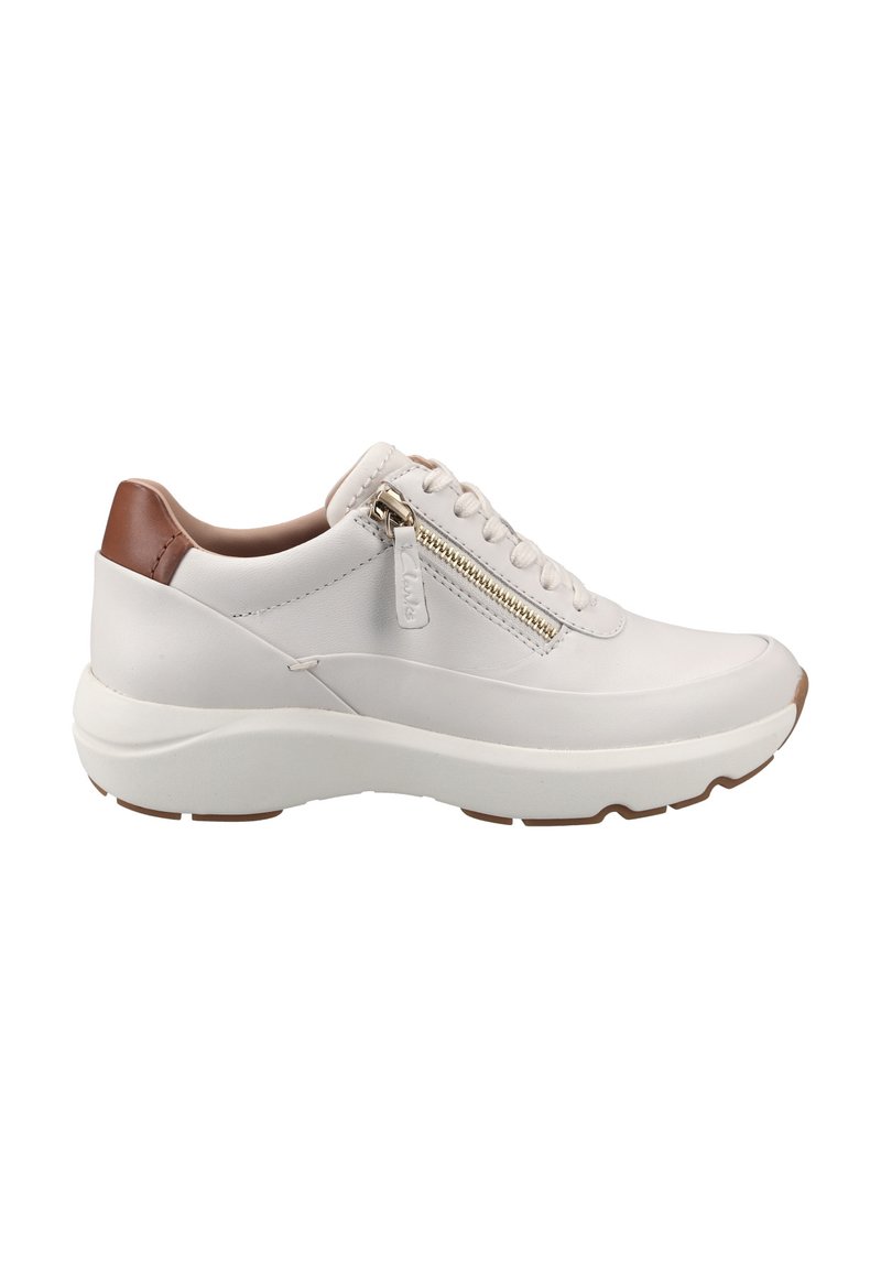 Zapatillas blancas con parte superior de cuero suave, un acento de cuero marrón en el talón, cremallera lateral y suela blanca gruesa con agarre texturizado.