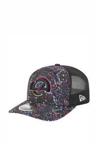 Casquette de baseball noire avec un motif de éclaboussures colorées ; présente un dos en maille, une visière plate et un logo LA brodé dans des accents rose, cyan et jaune.