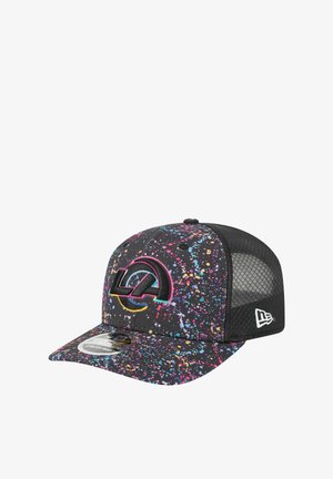 Schwarze Baseballmütze mit buntem Spritzmuster; verfügt über ein Mesh-Back, einen flachen Schirm und ein gesticktes LA-Logo in rosa, cyan und gelben Akzenten.