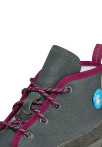Grauer Lederschuh mit gepolstertem Kragen; fuchsia Akzente und Schnürsenkel; verfügt über ein rundes blaues Logo; Gummisohle mit strukturierter Oberfläche.
