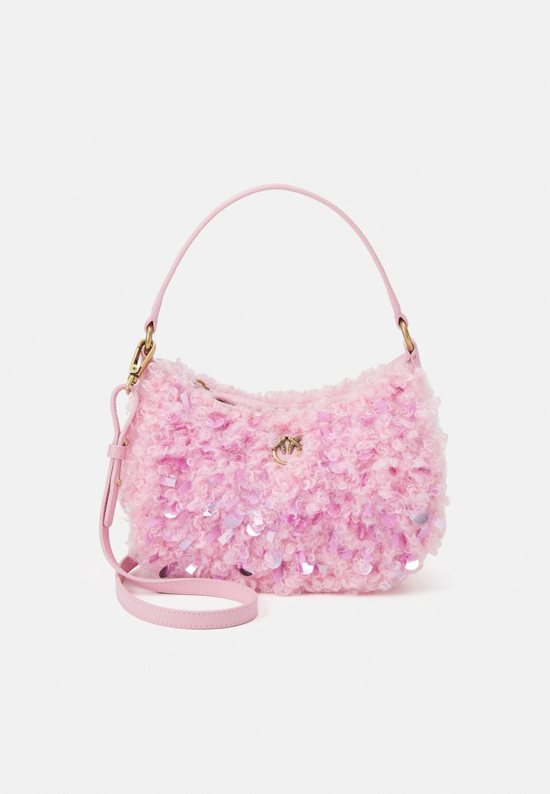 Sac à main rose texturé avec une courte poignée supérieure, une bandoulière longue amovible et un petit logo doré au centre à l'avant.
