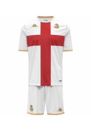 Completo sportivo bianco con una grande croce rossa sulla maglia, rifiniture dorate e loghi dorati di leone e marchio sul petto e sui pantaloncini.