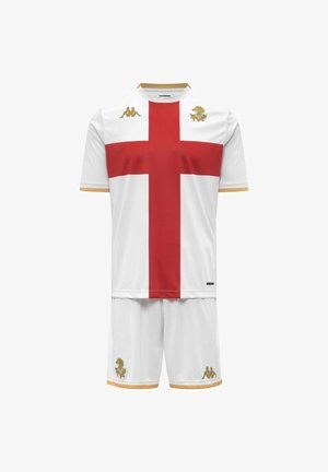Tenue de sport blanche avec une grande croix rouge sur le maillot, des bordures dorées et des logos dorés du lion et de la marque sur la poitrine et le short.