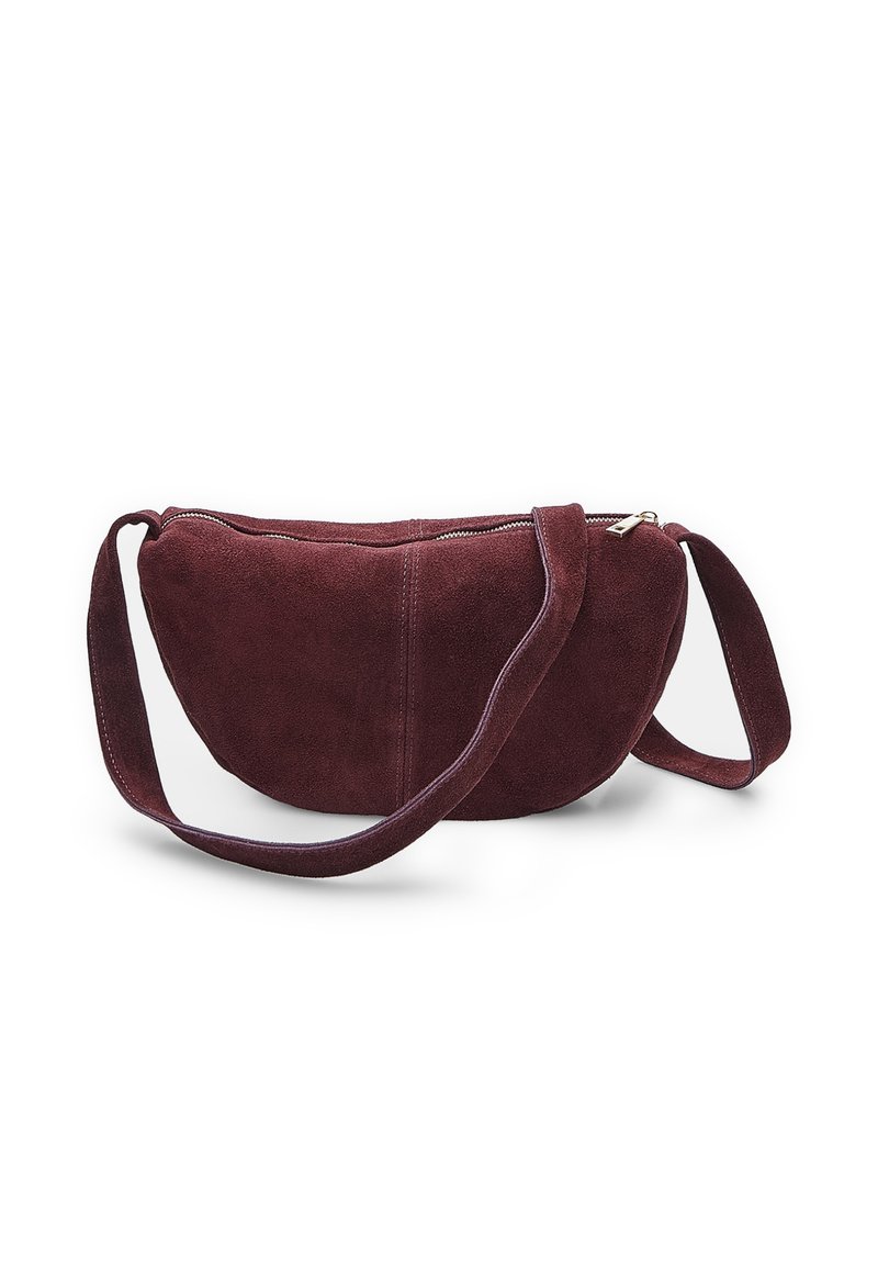 Burgundijas zamšs crossbody soma ar izliekta formu, ar rāvējslēdzēju un regulējamu siksnu, ar mīkstu tekstūru un minimālistisku dizainu.