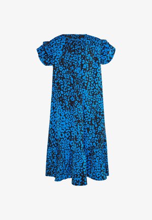 Kék leopárdmintás ruha rövid puffos ujjakkal, kerek nyakkivágással és réteges fodros szegéllyel. Könnyű anyagból készült, feltűnő mintával.