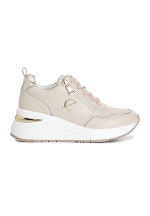 Sneaker in pelle beige con lacci rosa arricciati, rifiniture metalliche e una spessa suola bianca con dettaglio dorato. Punta rotonda e lacci per il richiamo.
