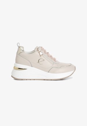 Beige leren sneaker met geplooide roze veters, metallic accenten en een dikke witte zool met een gouden detail. Rond punt en trekband.