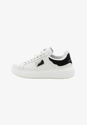 Sneaker sintetiche bianche con un motivo testurizzato, caratterizzate da dettagli neri sul tallone e una placca logata metallica sul lato.