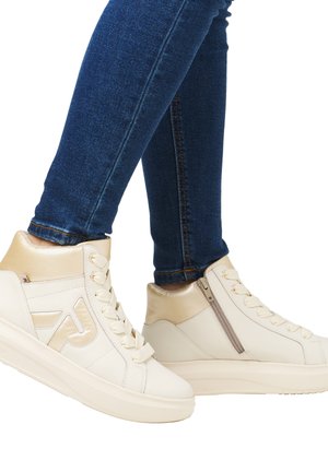 Baskets montantes en cuir blanc cassé avec des accents beiges brillants, dotées d'une fermeture éclair sur le côté, d'une semelle épaisse et d'un laçage à l'avant.