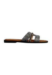 Flache Sandalen mit zwei gekreuzten grauen Synthetikriemen und einem silbernen Akzent. Schwarze Sohle und hellbraune Innensohle. Glatte, strukturierte Oberfläche.