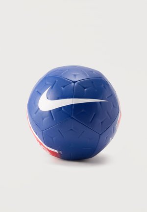 Pallone da calcio Nike blu con logo swoosh bianco e accenti rossi su sfondo bianco.