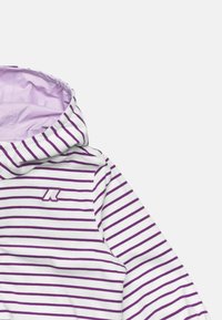 Felpa con cappuccio a righe bianche e viola, caratterizzata da una texture di tessuto morbida e un piccolo logo sul petto. L'interno è di un viola chiaro.