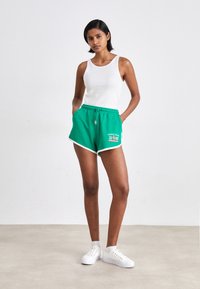 Tommy Jeans ARCHIVE GAMES - Shorts - green malachite
