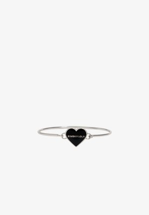 Pulsera de plata con un centro en forma de corazón negro que presenta el texto "BIMBA Y LOLA". Textura metálica suave, diseño minimalista y forma elegante.