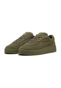 Olivgrüne Wildleder-Sneaker mit strukturiertem Gummisohle, runder Zehenpartie und flachen Schnürsenkeln. Merkmale sind ein dezentes Logo auf der Zunge und der Seitenfläche.