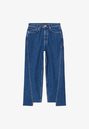 Blå denimjeans med høj talje, forlommer, knaplukning og sidesømme, der går ned i ankelspalter.
