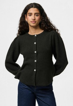 Cardigan côtelé vert foncé avec de longues manches bouffantes, muni de boutons en métal argenté sur le devant et d'un col arrondi.